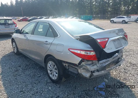 2015 Toyota Camry Le z USA, uszkodzony, nr VIN 4T1BF1FK8FU945071